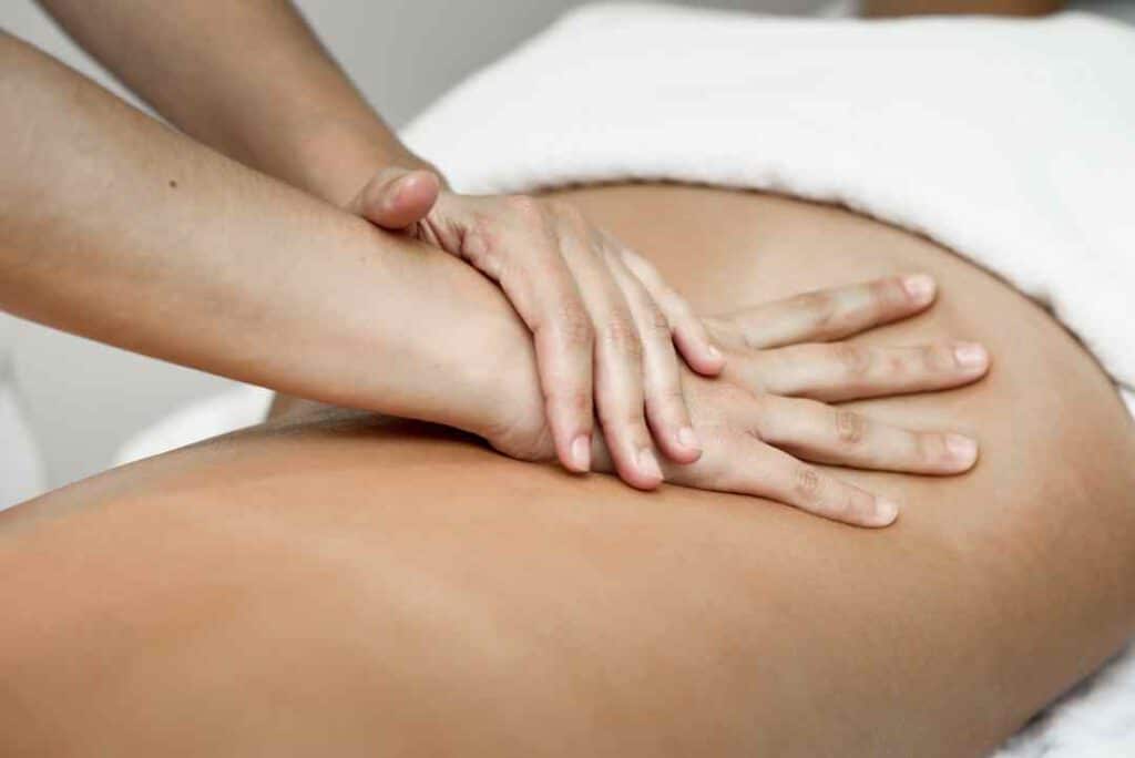 Eine Po-Massage ist wichtig, da sie die Durchblutung verbessert