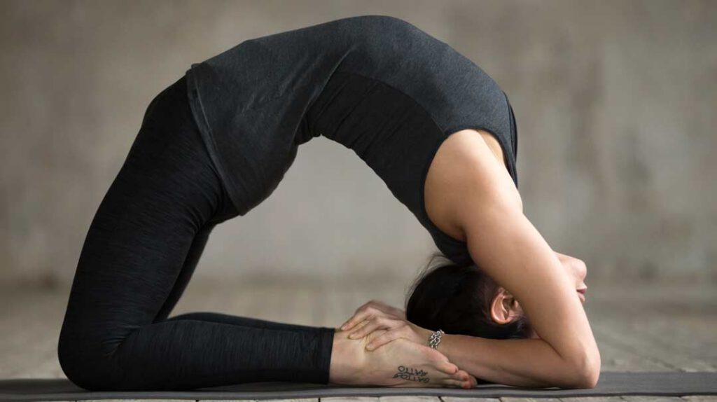 Eine der effektivsten Yogaübungen für die Verbesserung der körperlichen Leistungsfähigkeit und des Körpergefühls ist die Kamelstellung.